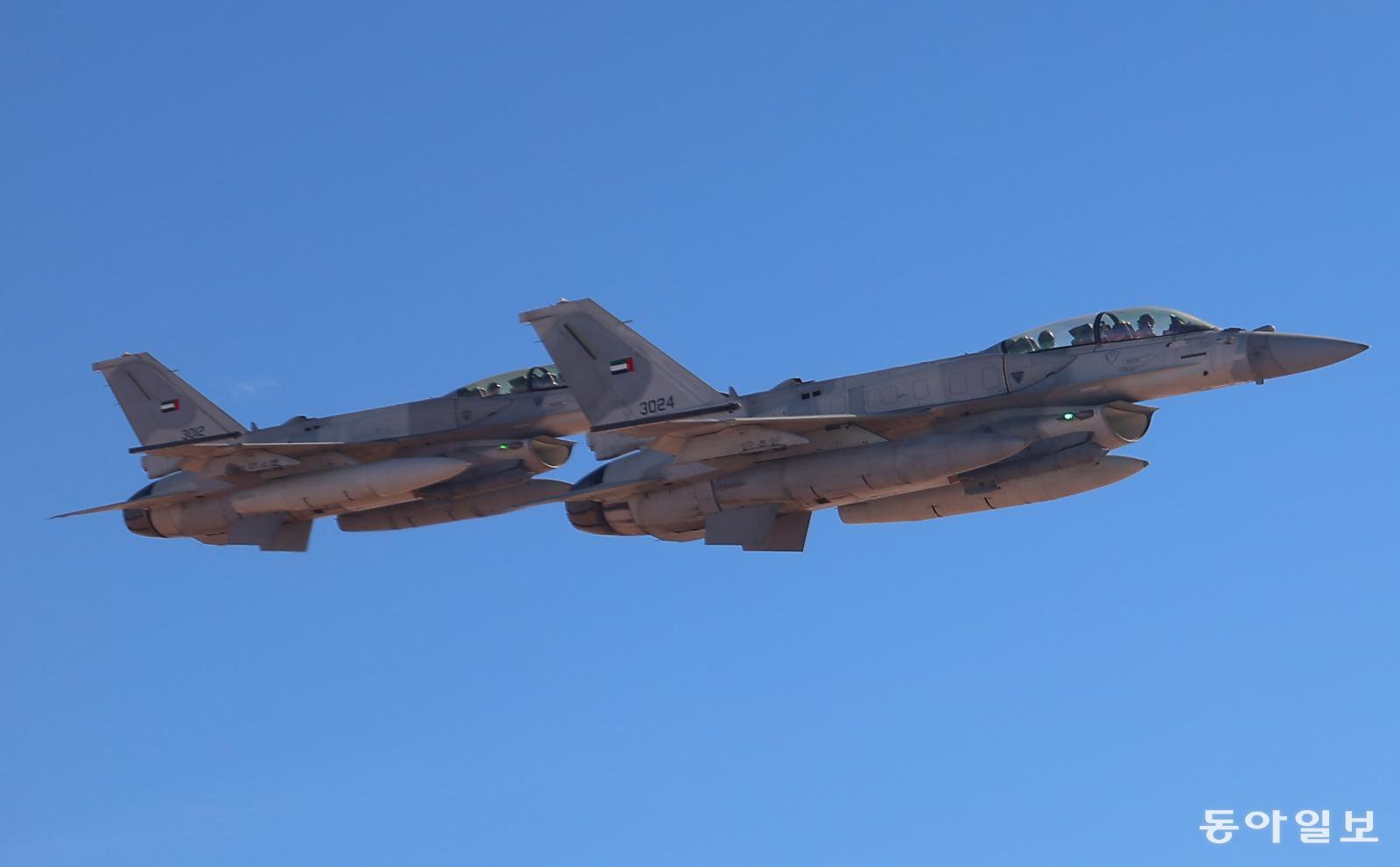 17일(현지시간) UAE 측이 이재명 대통령이 탑승한 공군 1호기가 자국 영공에 진입하자 국빈 방문 예우 차원 에서 전투기를 출격시켜 호위를 하고 있다. 아부다비=송은석 기자 silverstone@donga.com