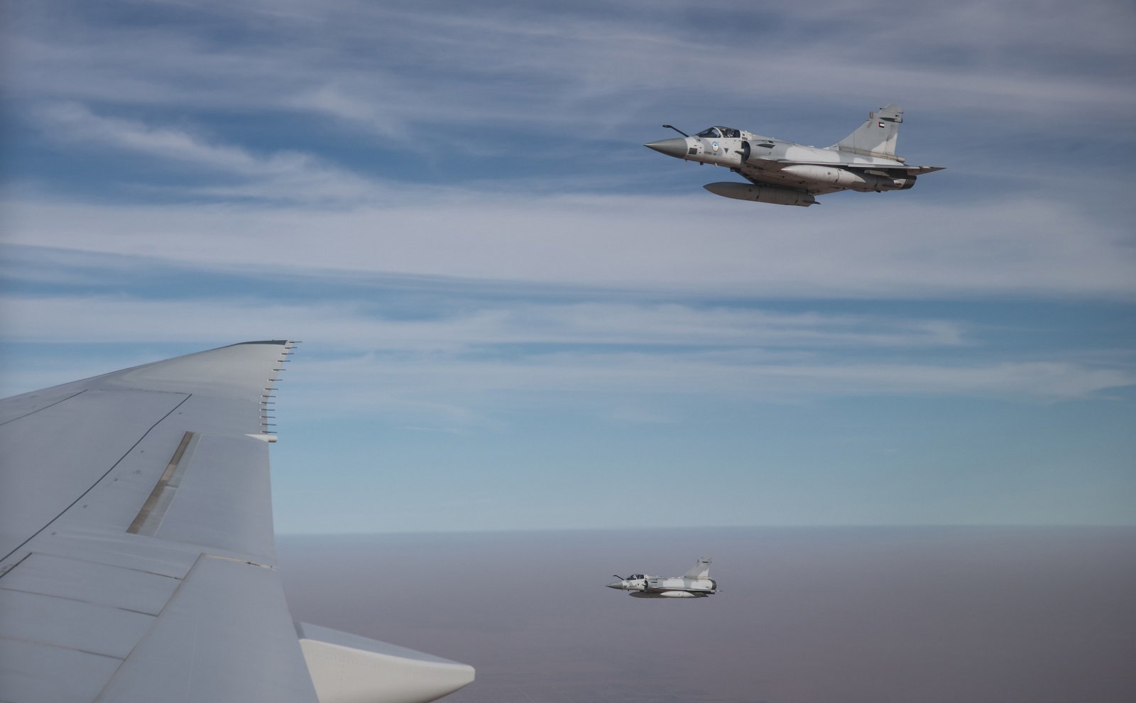 17일(현지 시간) UAE 측이 이재명 대통령이 탑승한 공군 1호기가 자국 영공에 진입하자 국빈 방문 예우 차원으로 전투기를 출격시켜 호위를 하고 있다. 아부다비=뉴시스