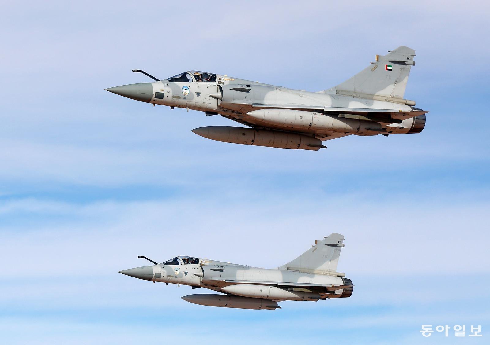 17일(현지시간) UAE 측이 이재명 대통령이 탑승한 공군 1호기가 자국 영공에 진입하자 국빈 방문 예우 차원 에서 전투기를 출격시켜 호위를 하고 있다. 아부다비=송은석 기자 silverstone@donga.com