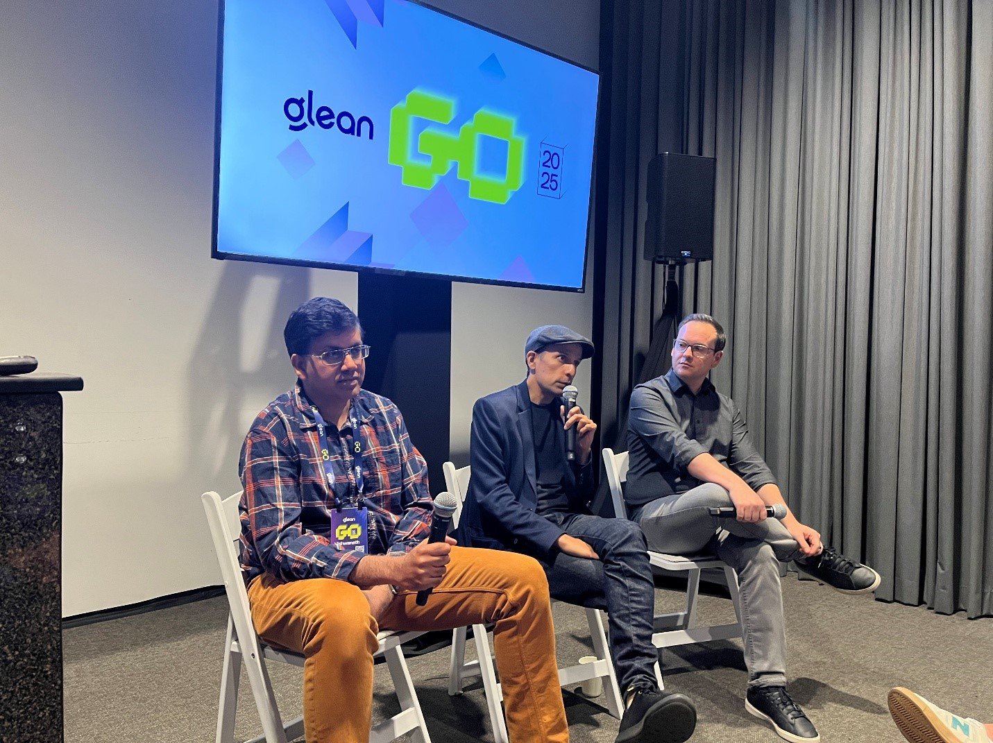 글린 고(Glean GO) 2025 행사에서 열린 창업자와의 대화. 아르빈드 제인 글린 CEO(가운데)와 공동창업자 토니(왼쪽), 비쉬(오른쪽)의 모습 . 최중혁 대표 제공