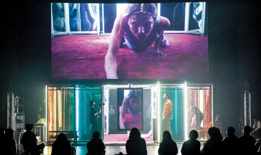 자유롭게 무대 위 우주선을 탐험할 수 있는 이머시브 연극 ‘디 임플로이’. 2025 서울국제공연예술제 제공