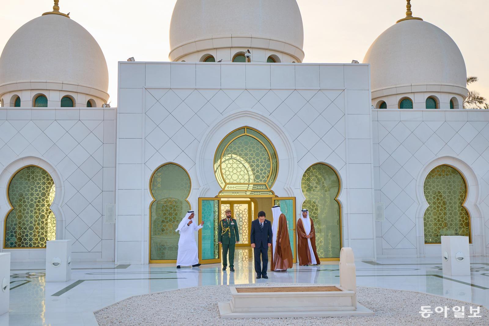 이재명 대통령 17일(현지시간) 아랍에미리트 그랜드 모스크를 방문하고있다. 아부다비=송은석 기자 silverstone@donga.com