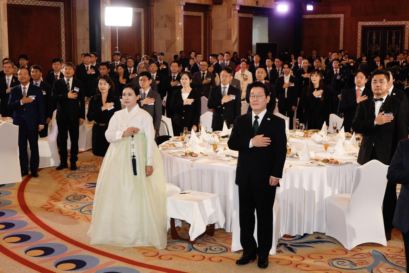 이재명 대통령과 김혜경 여사가 17일 아랍에미리트 아부다비에서 열린 동포만찬간담회에 참석해 국민의례를 하고 있다. 2025.11.17 대통령실사진기자단