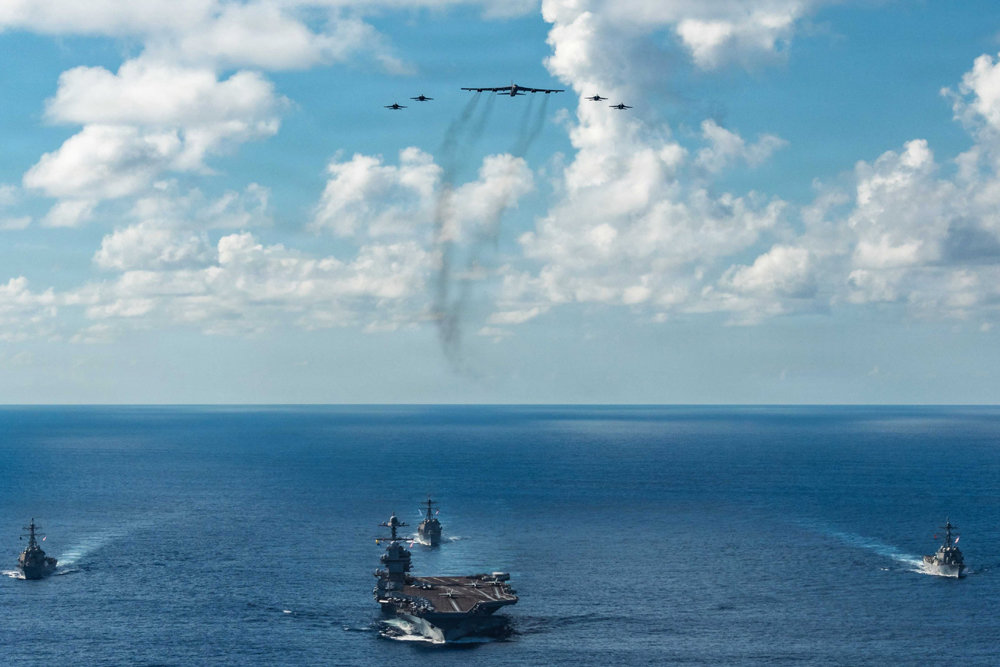 세계 최대 핵항모 포드함… 그 위엔 B-52 폭격기 세계 최대 핵추진 항공모함인 미국 제럴드포드함이 이끄는 항모 전단과 B-52 전략폭격기 등이 15일 베네수엘라 인근 카리브해로 향하고 있다. 도널드 트럼프 미 대통령은 16일 니콜라스 마두로 베네수엘라 대통령을 범죄조직 ‘태양의 카르텔’의 수장으로 지목하며 베네수엘라에 대한 군사 압박 수위를 높이고 있다. 사진 출처 미군 남부사령부 ‘X’