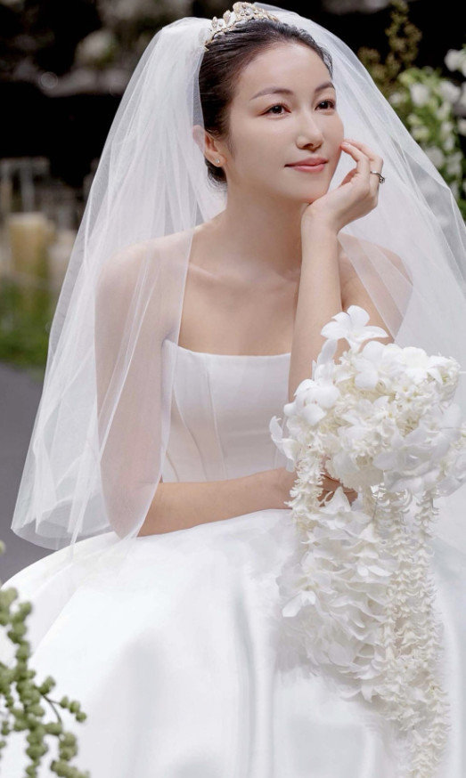 결혼한 배우 김옥빈이 웨딩드레스 사진을 공개했다. 지난 16일 비연예인 신랑과 결혼한 뒤 처음 올린 근황으로, 단아한 신부 자태가 화제를 모으고 있다. 김옥빈/인스타그램 캡처