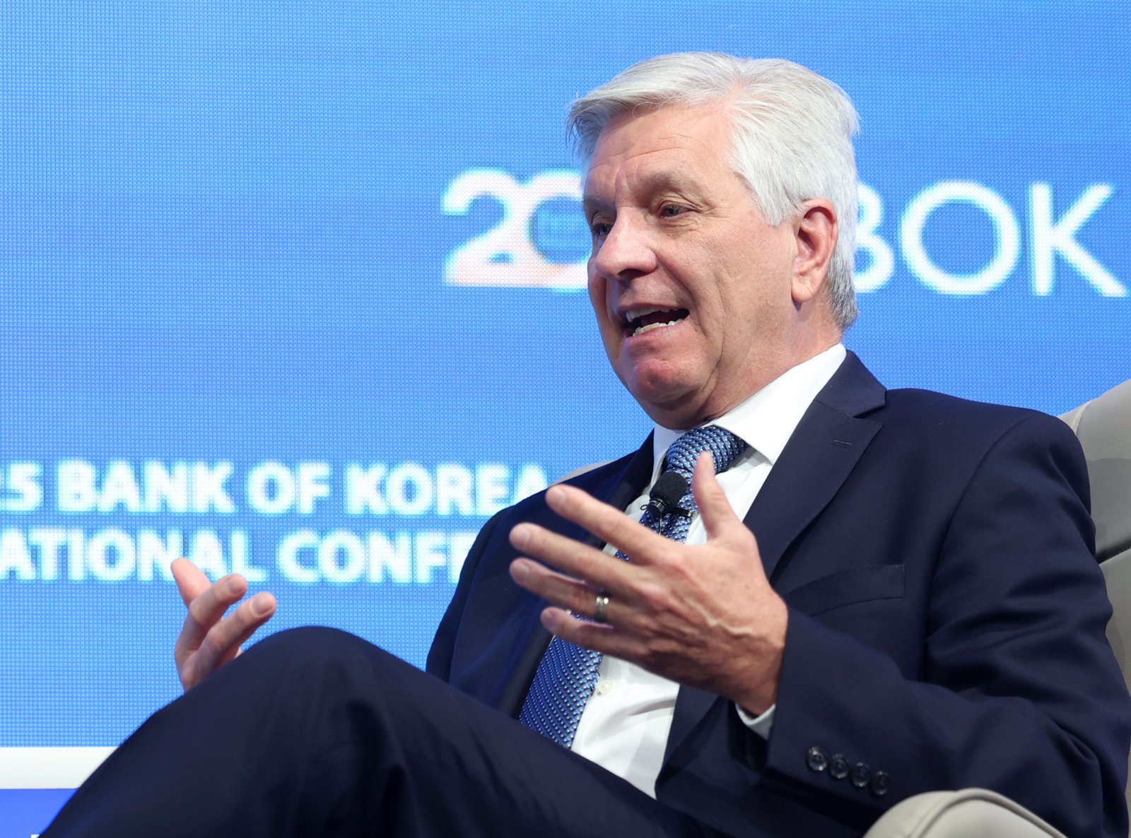 크리스토퍼 월러 미국 연방준비제도 이사가 2일 서울 중구 한국은행에서 열린 2025년 BOK 국제컨퍼런스에서 이창용 한국은행 총재와 미국 경제 전망과 다양한 통화정책 이슈에 대해 대담하고 있다. 2025.06.02. [서울=뉴시스]