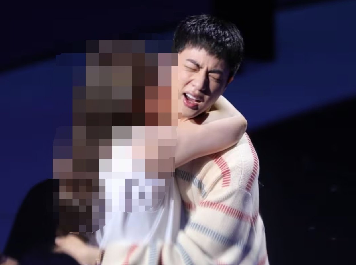 BTS 멤버 진의 볼에 강제로 입을 맞춘 혐의를 받는 50대 일본인이 프리허그 행사에서 발생한 강제추행 사건으로 검찰에 기소됐다. 팬 민원 제기 후 장기 수사 끝에 재판에 넘겨졌다. 뉴스1