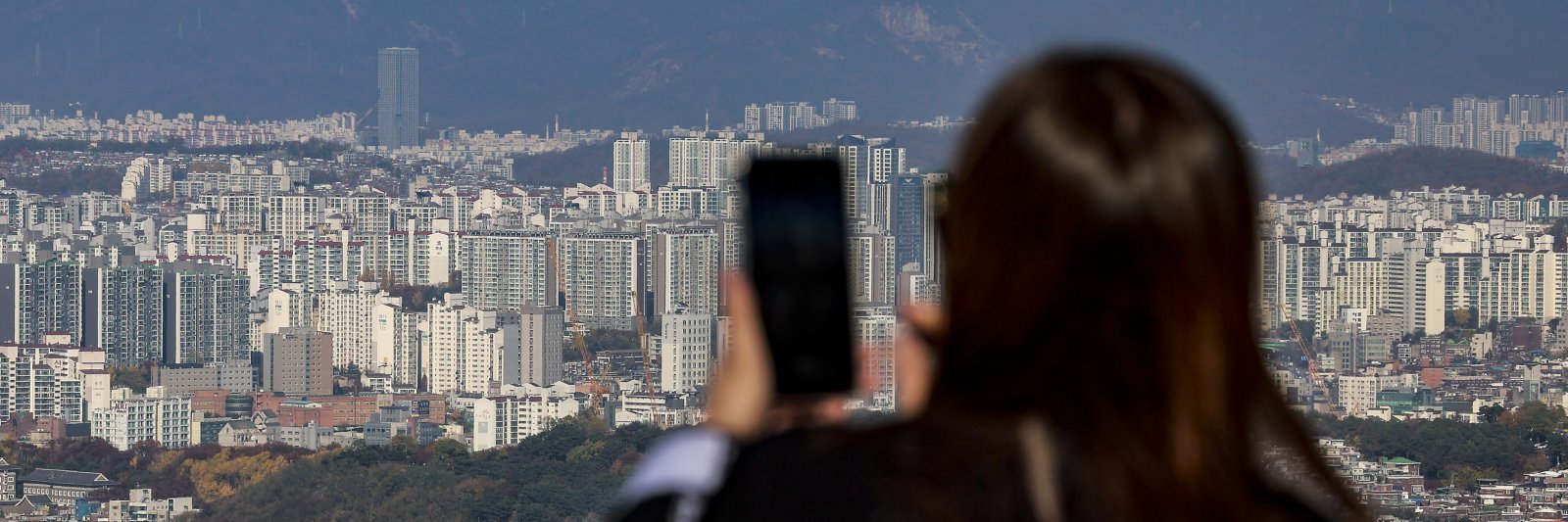 17일 서울 남산에서 시내 아파트가 보이고 있다.  최근 은행채 금리가 올라가면서 이를 반영한 주택담보대출 금리도 가파른 우상향 곡선을 그리고 있다. 5대 은행의 주담대 5년 고정금리(주기·혼합형)는 3.74~6.04%로 집계됐다. 6개월 변동금리는 3.77~5.97%로 나타났다. 주담대 고정금리 상단이 6%를 넘어간 것은 지난 2023년 12월 이후 2년여 만이다. 2025.11.17. [서울=뉴시스]