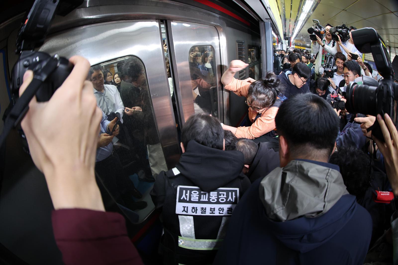 전국장애인차별철폐연대(전장연) 회원들이 21일 서울 지하철 4호선 혜화역 동대문 방면 승강장에서 제62차 ‘출근길 지하철 탑니다’ 시위를 벌이던 중 이를 저지하던 경찰·서울교통공사 직원 등과 충돌하고 있다. 전장연의 출근길 지하철 탑승 시위는 지난해 4월8일 이후 1년여 만이다. 2025.4.21/뉴스1
