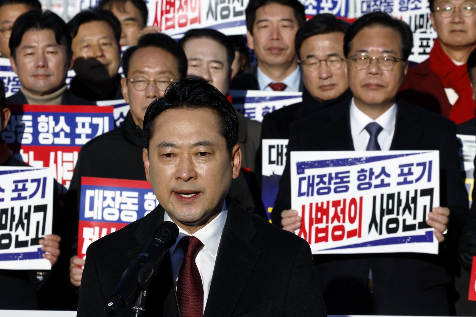 장동혁 국민의힘 대표가 18일 오전 경기도 과천시 정부과천청사 앞에서 가진 대장동 항소포기 외압 정성호 법무부 장관 사퇴 촉구 기자회견에서 발언을 하고 있다. 2025.11.18 뉴스1