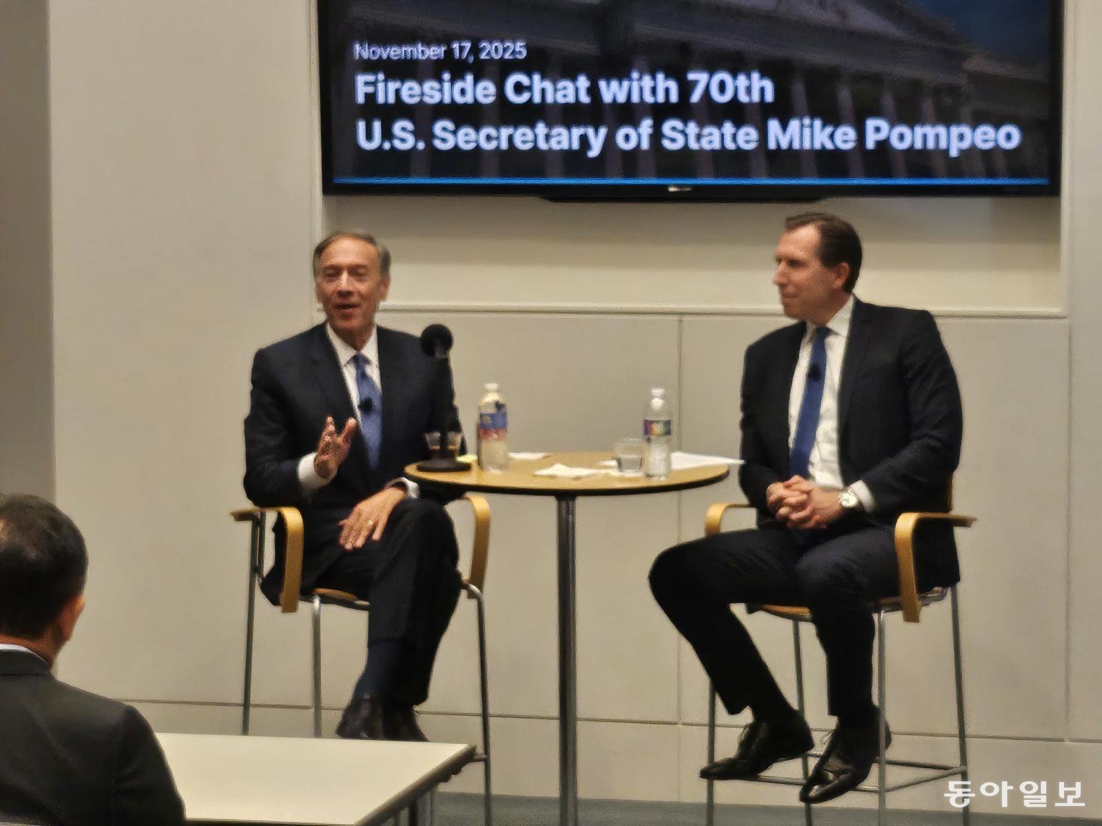 마이크 폼페이오 전 미국 국무장관(왼쪽)이 17일(현지 시간) 법무법인 대륙아주 주최 간담회에서 발언하는 모습. 폼페이오 전 장관은 도널드 트럼프 1기 미국 행정부 시절 트럼프 대통령을 보좌하며 북-미 협상을 주도했다. 워싱턴=신진우 특파원