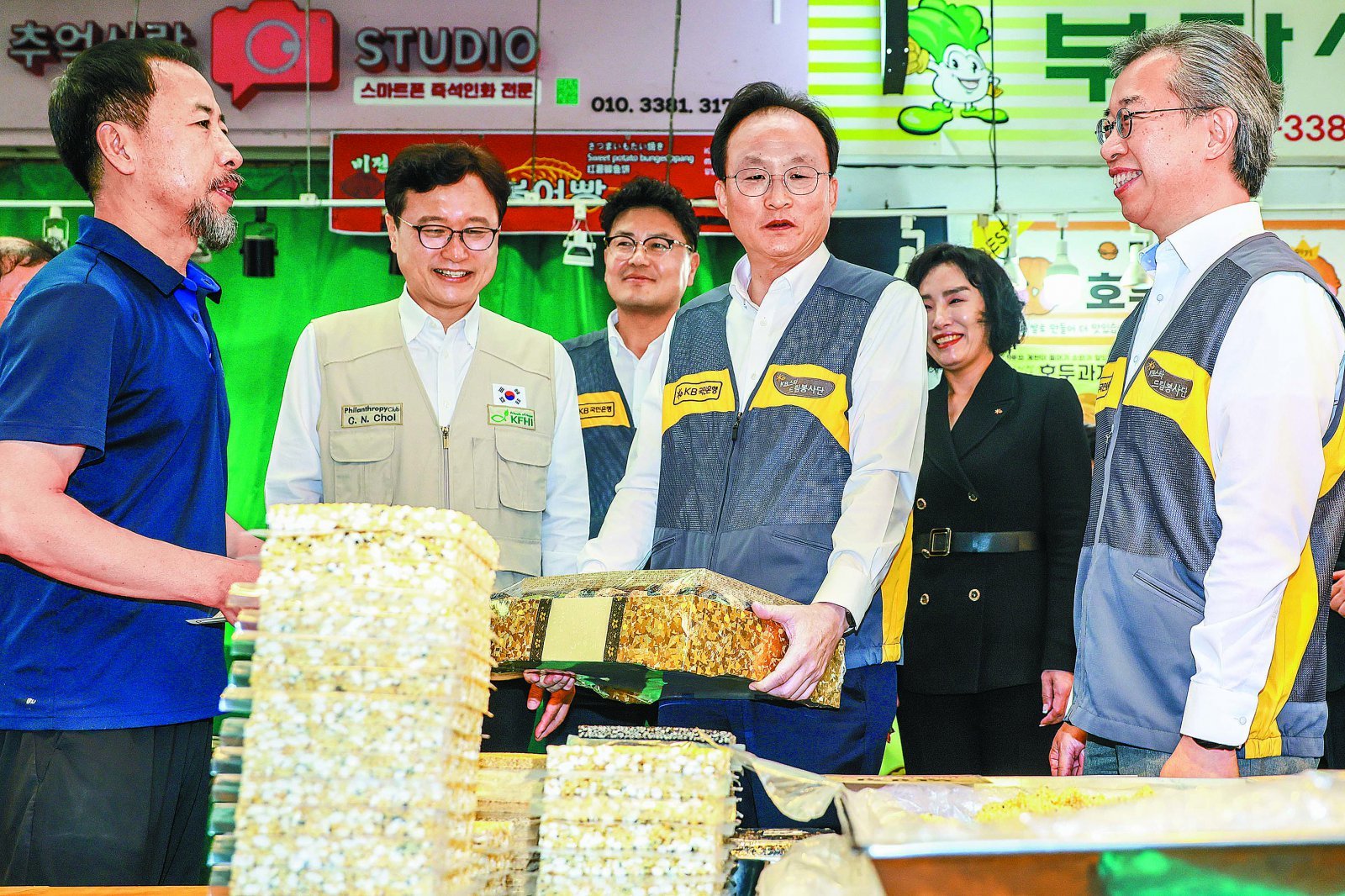 지난 10월 서울 망원시장 ‘전통시장 사랑나눔’ 행사.