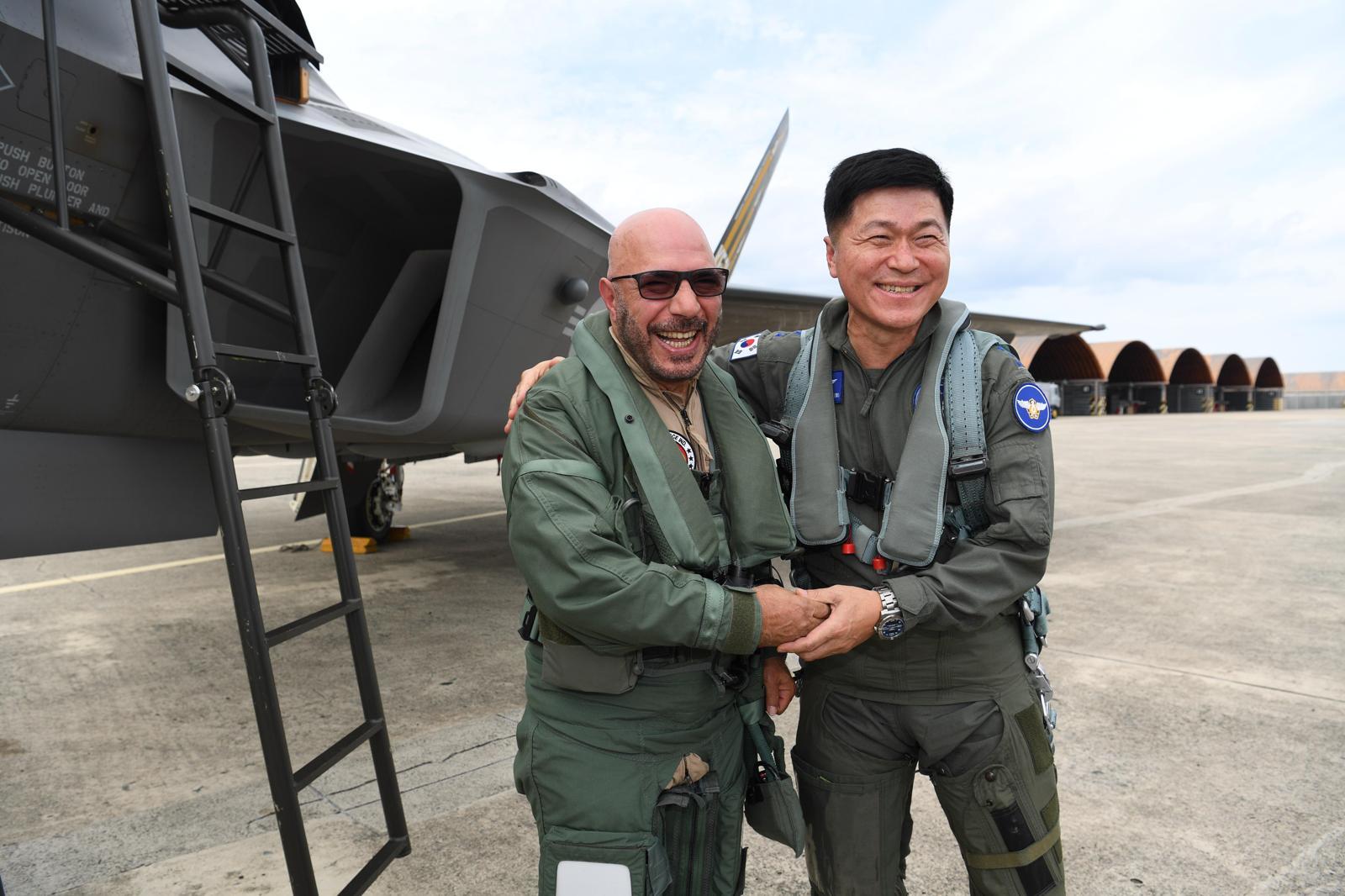 이영수 공군참모총장과 이브라힘 나세르 모하메드 알 알라위 아랍에미리트연합국(UAE) 국방차관이 7일 공군 사천기지에서 FA-50, KF-21에 각각 탑승해 국산항공기의 우수성을 체험하는 우정비행을 실시한 뒤 손을 맞잡고 있다. 공군 제공