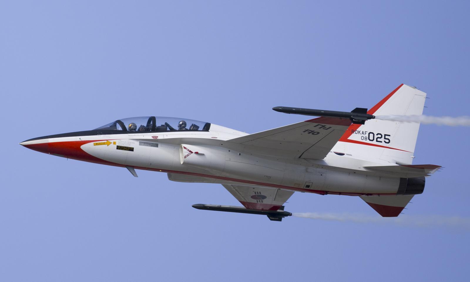 서울ADEX 2025 개막 첫 날인 17일 오전 경기 성남시 서울공항에서 공군 T-50이 상공에서 단기 기동을 하고 있다. 뉴시스