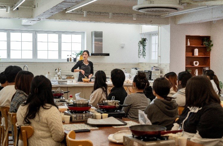 월드비전 꿈날개클래스에서 청소년들에게 두바이쫀득쿠키 만드는 법을 소개하고 있는 인기 유튜버 ‘이사장’. 월드비전 제공