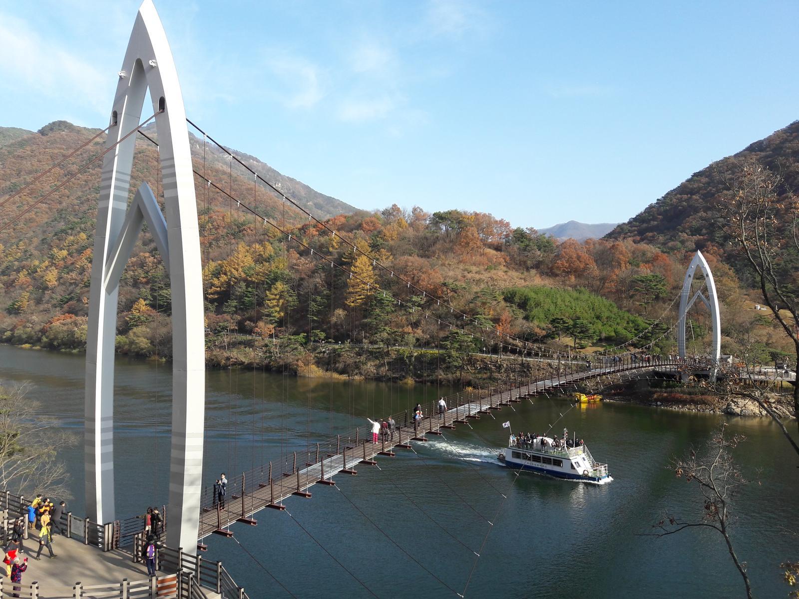 충북 괴산 산막이 호수길과 연하협 구릅다리를 잇는 프로젝트가 2028년까지 추진된다. 사진은 연하협 구름다리 모습. 괴산군 제공