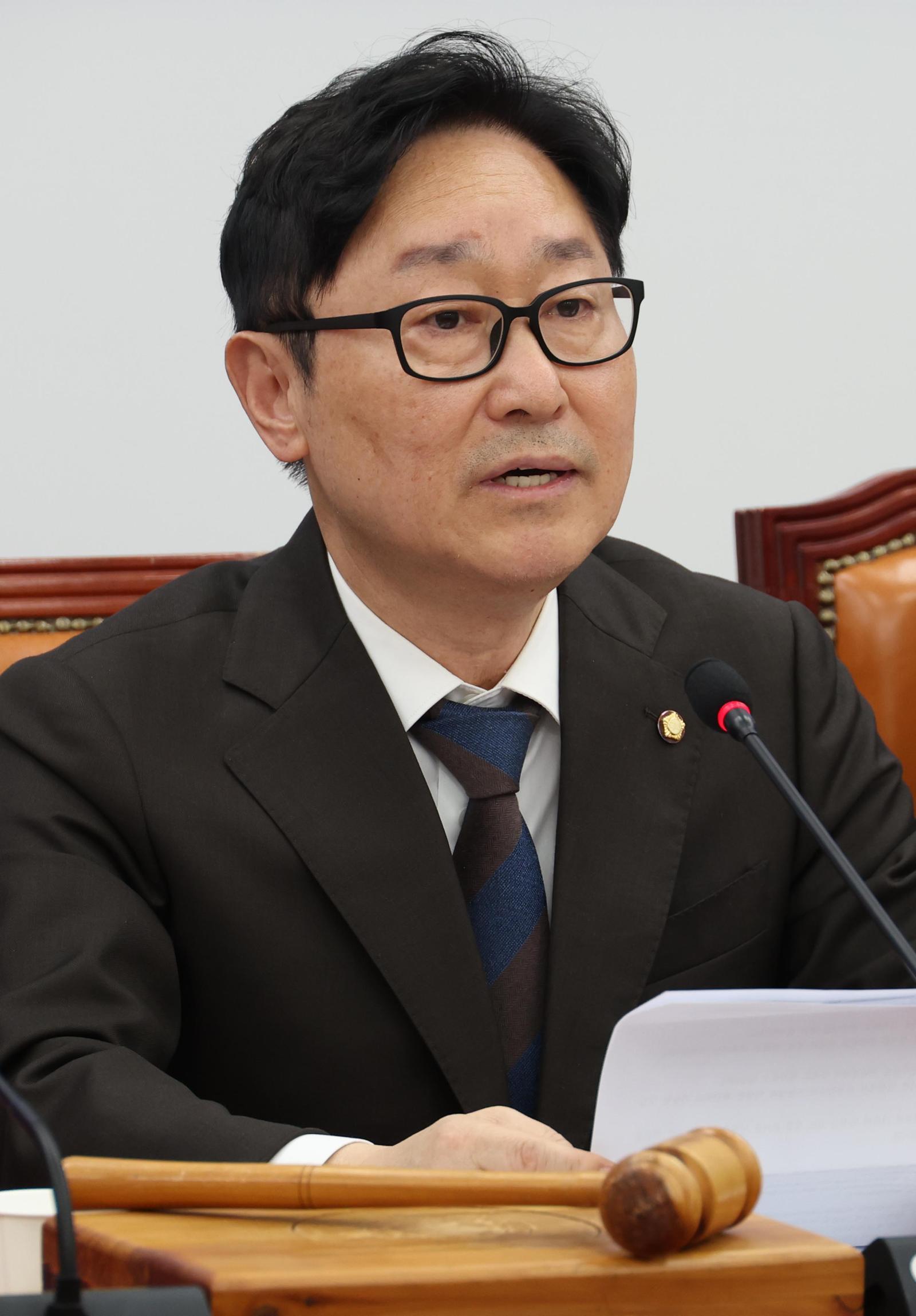 박범계 더불어민주당 중앙선거관리위원장이 14일 오후 서울 여의도 국회에서 열린 제21대 대통령선거 후보자 선출을 위한 제1차 중앙당선거관리위원회의에서 발언을 하고 있다. 2025.04.14 [서울=뉴시스]