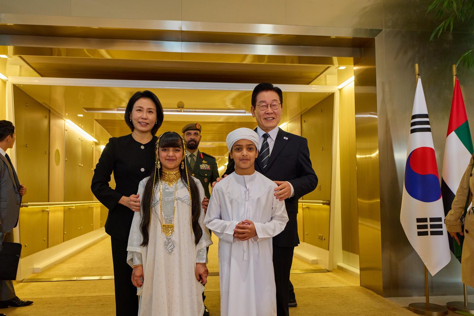 아랍에미리트(UAE)를 국빈 방문한 이재명 대통령과 김혜경 여사가 17일(현지 시간) 아부다비 왕립공항에 도착해 어린이와 기념촬영을 하고 있다. 2025.11.18 대통령실사진기자단