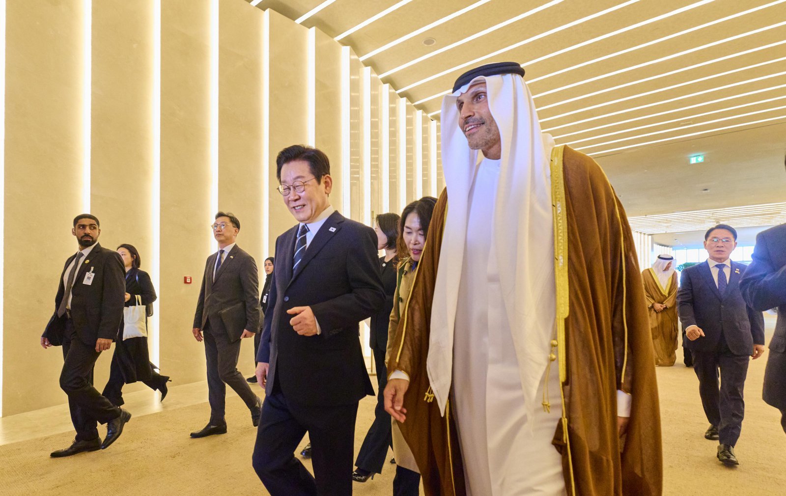 아랍에미리트(UAE)를 국빈 방문한 이재명 대통령과 김혜경 여사가 17일(현지 시간) 아부다비 왕립공항에 도착해 칼둔 칼리파 알 무바락 퍼스트 아부다비 뱅크 비상임이사겸 이사회 운영위원회 의장과 환담장에 입장하고 있다. 2025.11.18 대통령실사진기자단