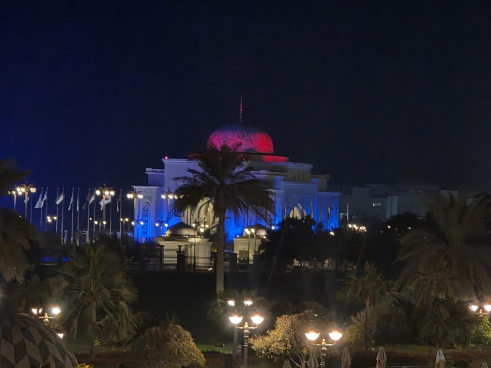 아랍에미리트(UAE) 아부다비 대통령궁에 태극기 조명이 점등된 모습. 대통령실 제공