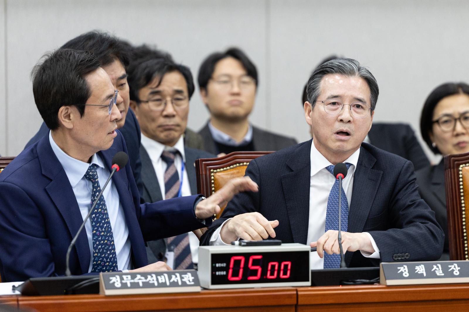 김용범 대통령실 정책실장이 18일 서울 여의도 국회에서 열린 제429회국회(정기회) 운영위원회 제5차 전체회의에서 김은혜 국민의힘 의원의 질의에 반발하고 있다. 2025.11.18/뉴스1