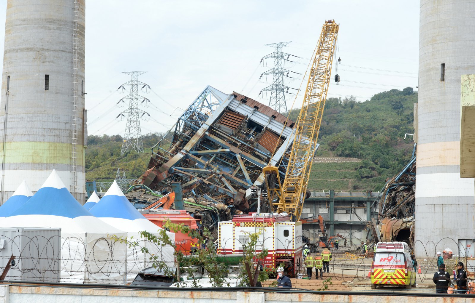 12일 울산 남구 울산화력발전소 보일러 타워 5호기 붕괴 사고 현장에서 매몰자와 실종자 구조를 위해 4·6호기를 발파한 뒤 소방당국과 관계자들이 매몰자 구조 작업을 하고 있다.2025.11.12. 울산=뉴시스