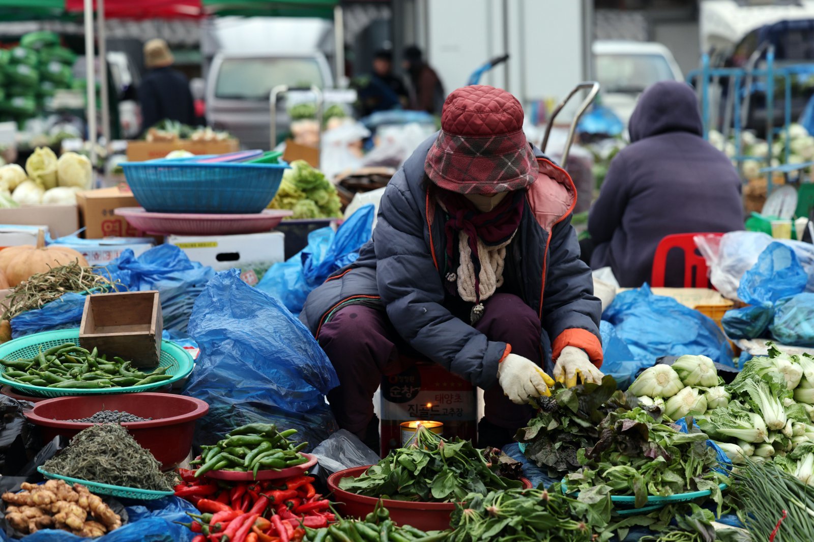 광주 무등산 아침최저기온이 -3.3도를 기록한 18일 오전 광주 동구 남광주시장 상인들이 추위를 피하기 위해 불을 쬐고 있다. 2025.11.18/뉴스1