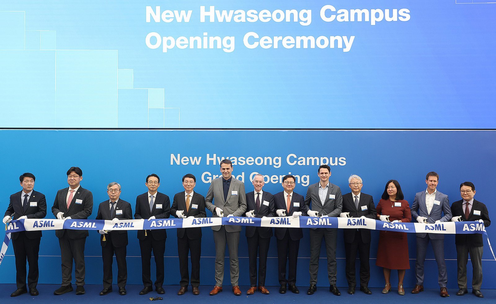 강감찬 산업통상부 무역투자실장이 12일 오전 경기도 화성시 ASML 화성캠퍼스에서 크리스토프 푸케 ASML CEO, 페이터 반 더 블리트 주한 네덜란드 대사를 비롯한 지자체, 관련 유관기관 및 기업 대표 등 관계자가 참석한 가운데 열린 ‘ASML 화성캠퍼스 준공식’에 참석해, 준공을 알리는 테이프 커팅을 하고 있다. (산업통상자원부 제공) 2025.11.12/뉴스1