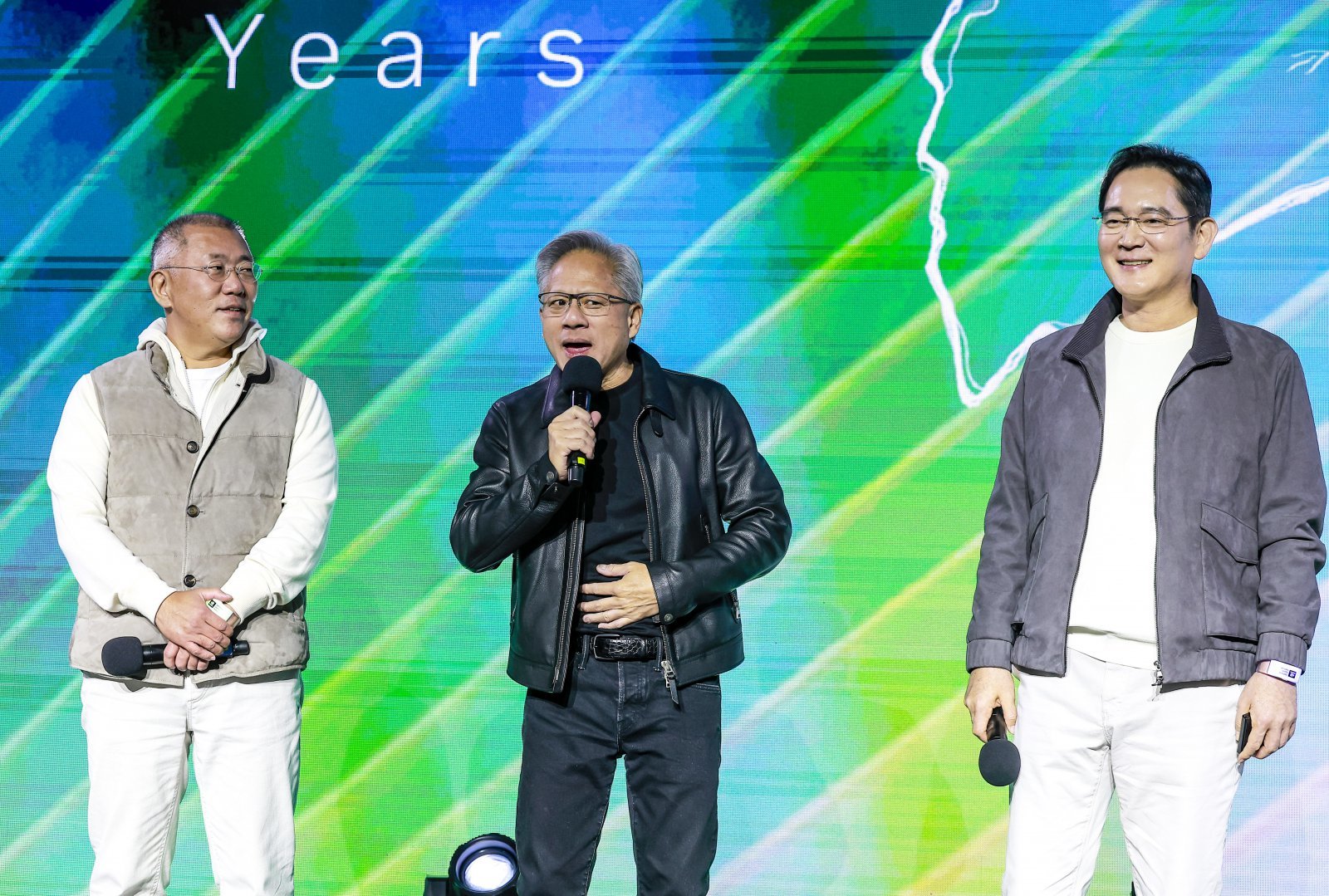 젠슨 황 엔비디아 최고경영자(CEO)와 이재용 삼성전자 회장, 정의선 현대차그룹 회장이 30일 서울 강남구 코엑스에서 열린 엔비디아 지포스 게이머 페스티벌에 참석해 있다. (공동취재) 2025.10.30/뉴스1