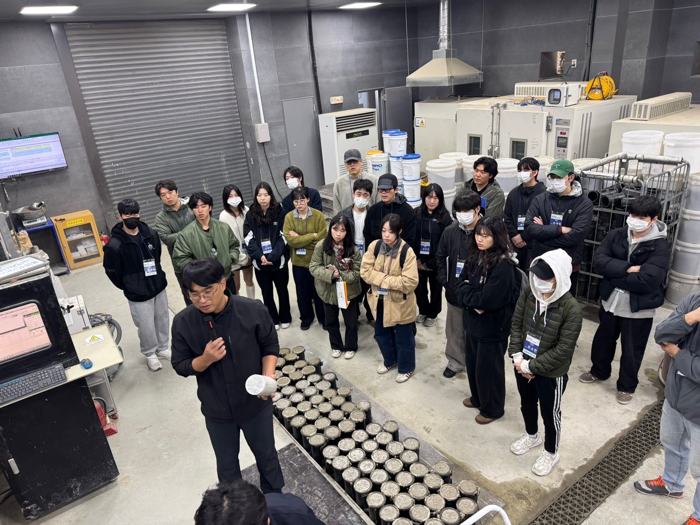 한양대 건축학과 학생들이 직접 제작한 몰드(공시체)에 콘크리트를 부어 부재를 제작하는 과정을 직접 체험하고 있다. 삼표그룹.