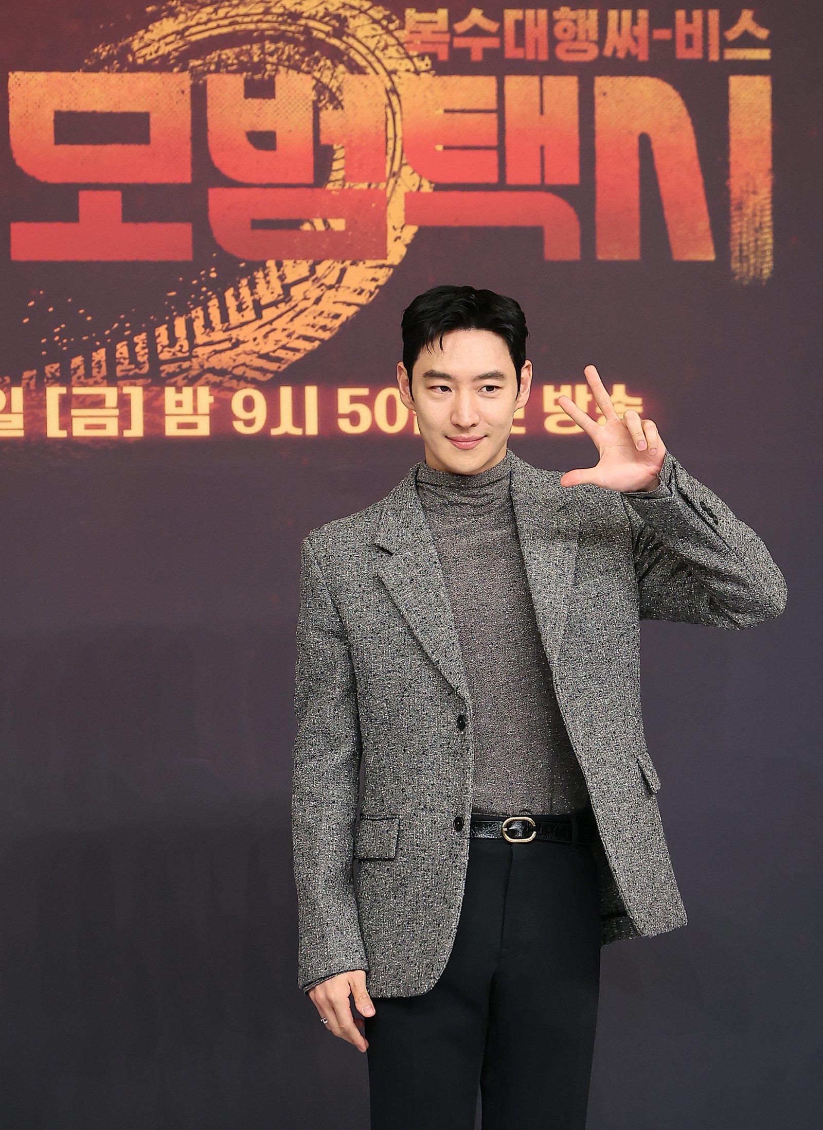 배우 이제훈이 18일 오후 서울 양천구 목동 SBS에서 열린 SBS ‘모범택시 시즌3’ 제작발표회에 참석해 포즈를 취하고 있다. 오는 21일 첫 방송되는 ‘모범택시3’는 모범택시 기사 김도기(이제훈)가 억울한 피해자를 대신해 택시회사 ‘무지개 운수’ 멤버들과 복수를 완성하는 사적 복수 대행극이다. 실제 범죄 사건을 모티프로 삼아 통쾌한 전개를 선사하며 ‘사이다 드라마’라는 반응을 얻은 작품으로, 인기에 힘입어 세 번째 시즌까지 이어지게 됐다. 2025.11.18/뉴스1