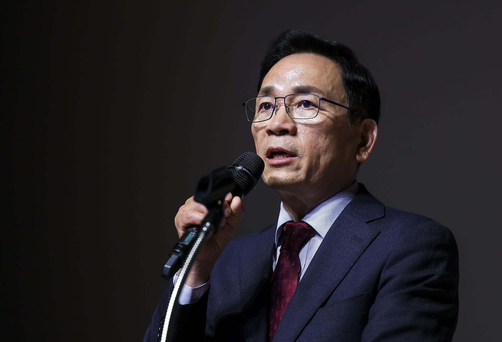 조성명 강남구청장이 24일 서울 강남구 강남구민회관에서 열린 2024년 강남구 부동산 세금 설명회에서 인사말을 하고 있다. 2024.04.24.  뉴시스