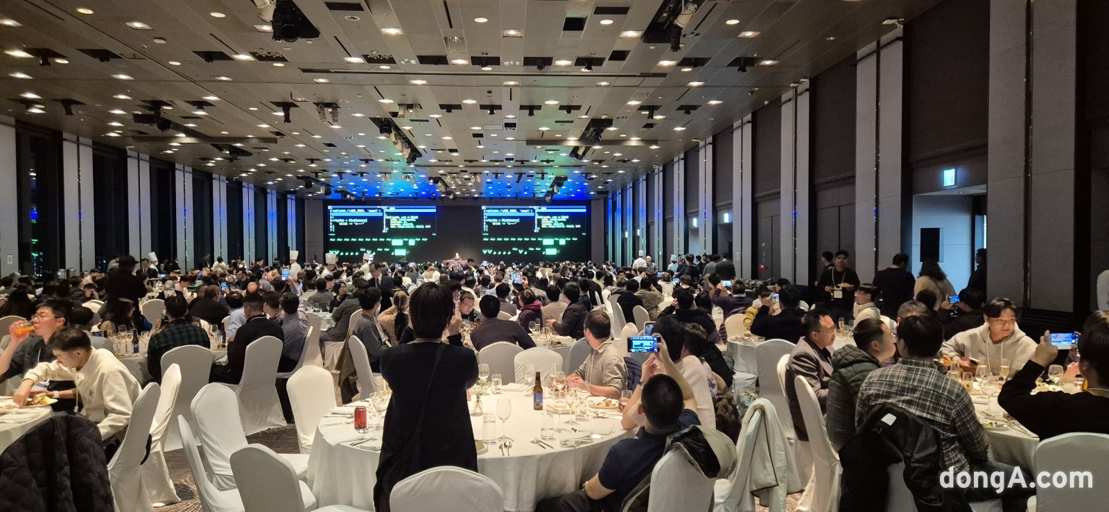 환영 리셉션에서 아티스트 박다희의 라이브코딩퍼포먼스 축하공연이 펼쳐졌다. 조직위원회 제공.