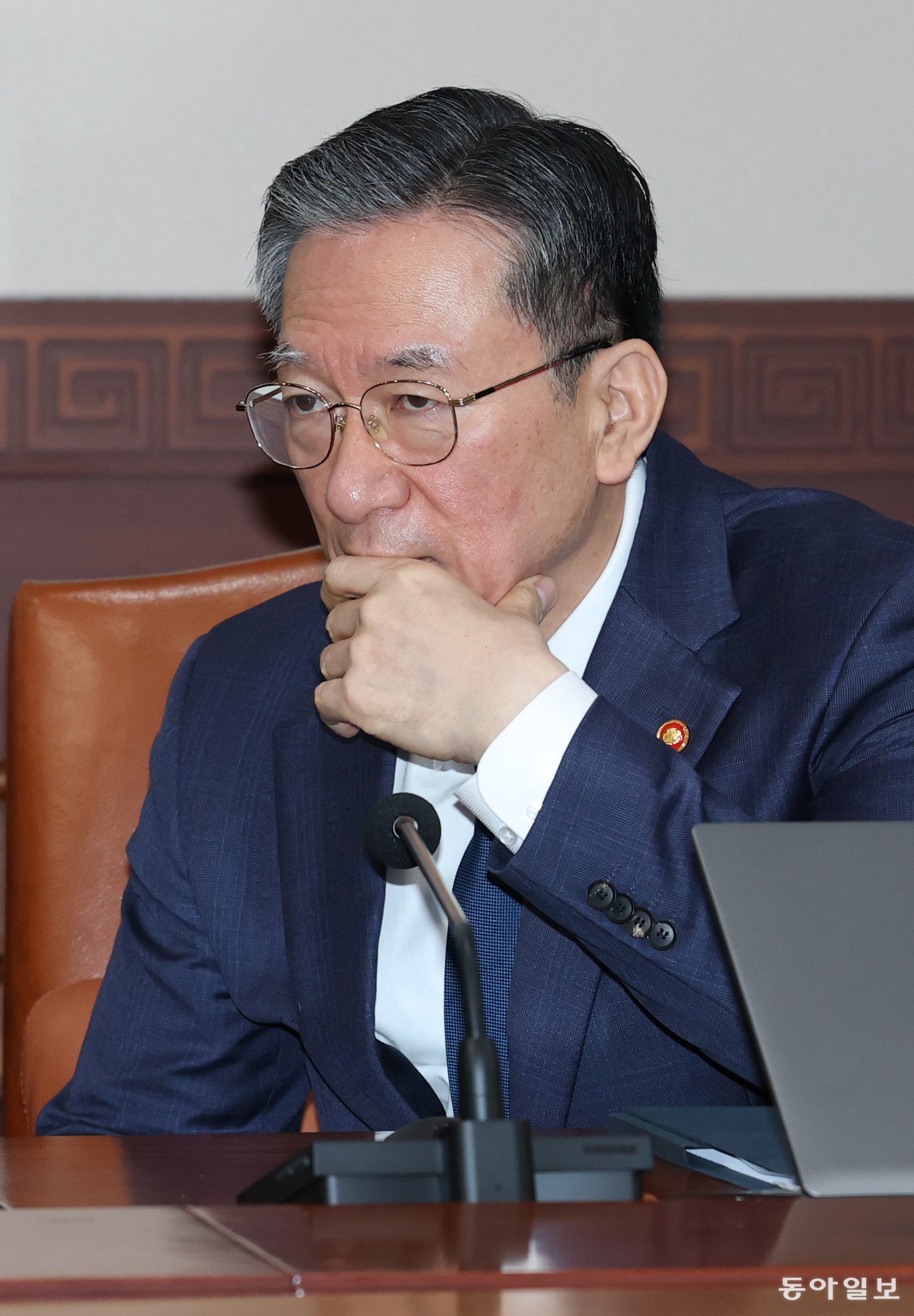 정성호 법무부장관이 18일 오전 서울 종로구 세종로 정부서울청사에서 열린 국무회의 시작전 김대현 문화체육관광부 제2차관과 대화를 나누고 있다. 변영욱 기자 cut@donga.com