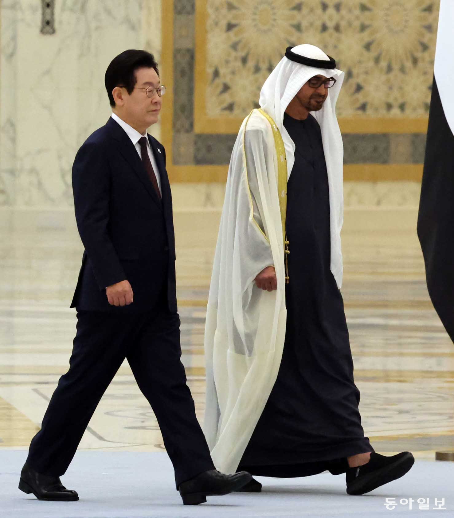 아랍에미리트(UAE)를 국빈방문한 이재명 대통령이 18일(현지시간) 오전 UAE 대통령궁에서 열린 공식 환영식에서 무함마드 빈 자이드 알 나흐얀 UAE 대통령과 입장하고 있다. 2025.11.18 아부다비=송은석 기자 silverstone@donga.com