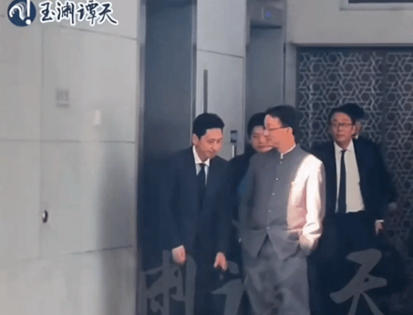 18일 중국 베이징 외교부 청사를 방문한 가나이 마사아키 일본 외무성 아시아대양주 국장(왼쪽)이 류진쑹 중국 외교부 아주사장(아시아국장)과 면담 후 엘리베이터에서 내려 청사를 빠져 나가는 장면. 류 사장은 바지 주머니에 손을 넣고 있다. 위위안탄톈 캡처