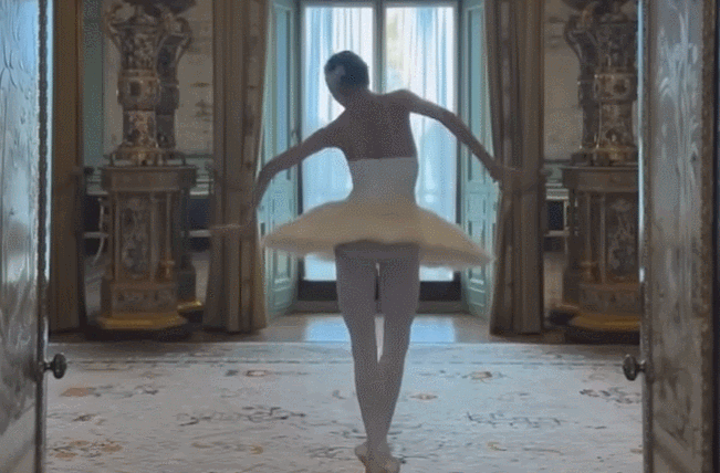 지난 12일(현지 시간) 영국 런던 버킹엄궁에서 열린 영국 국립발레단(ENB) 창단 75주년 기념식에서 발레리나 이상은 씨가 ‘빈사의 백조’를 선보이고 있다. 버킹엄궁 인스타그램 갈무리