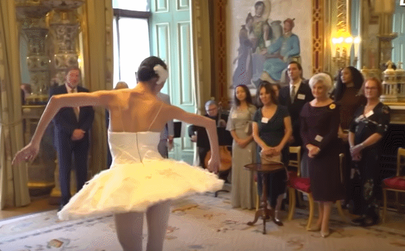 지난 12일(현지 시간) 영국 런던 버킹엄궁에서 열린 영국 국립발레단(ENB) 창단 75주년 기념식에서 발레리나 이상은 씨가 ‘빈사의 백조’를 선보이고 있다. 버킹엄궁 인스타그램 갈무리