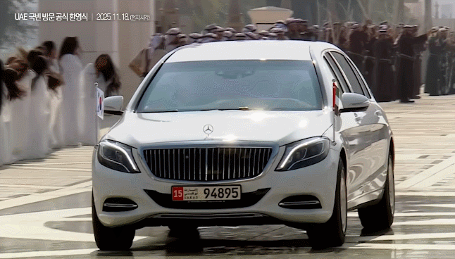 18일(현지 시간) 아랍에미리트(UAE)를 국빈 방문 중인 이재명 대통령을 태운 흰색 벤츠가 UAE 대통령궁인 ‘카스르 알 와탄’ 경내로 진입하자 흰색 의상을 입은 여성들이 긴 머리카락을 흔들면서 춤을 추는 모습. 이 대통령 유튜브 채널 갈무리