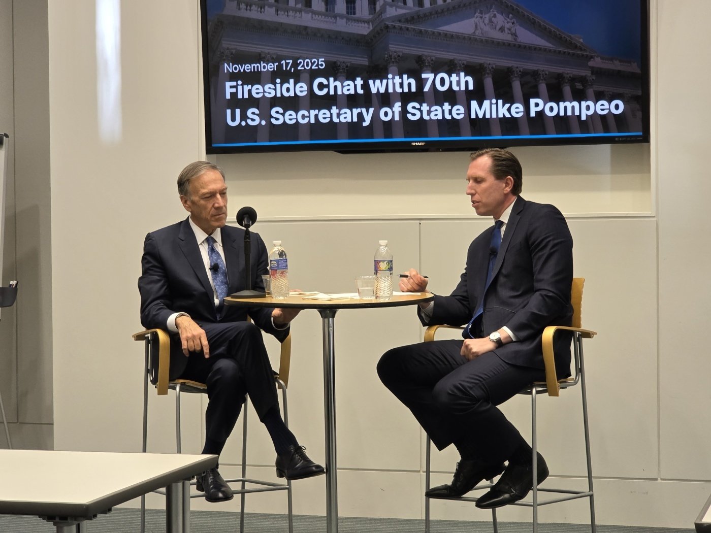 마이크 폼페이오 전 미국 국무부 장관(사진 좌측)과 폼페이오 장관 재임 시절 국무부 법률고문으로 일한 마릭 스트링(Marik String)이 17일(현지시간) 워싱턴DC 인근 버지니아주 페어팩스에서 열린 법무법인 대륙아주 개최 세미나에서 발언하고 있다. 2025.11.17. 뉴스1