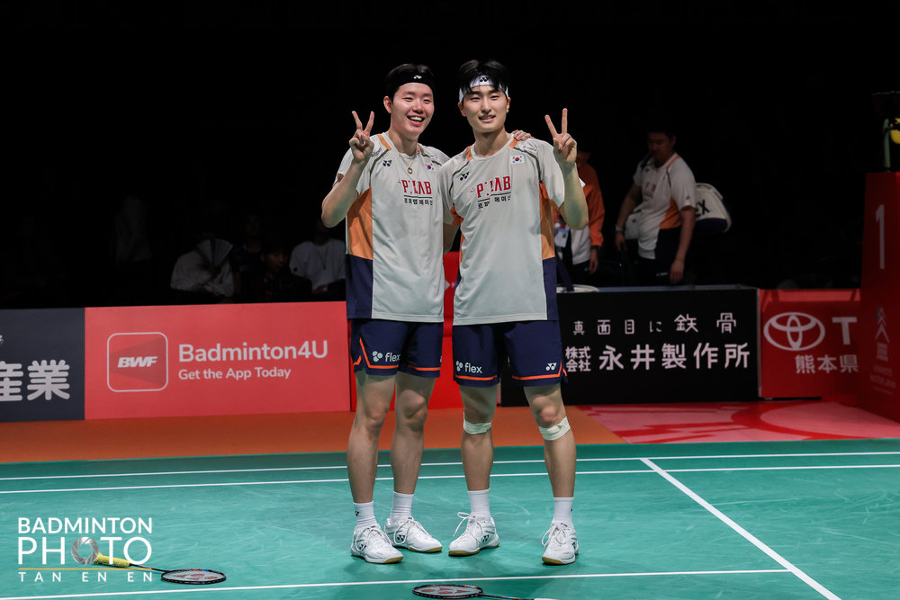 2025 일본마스터즈배드민턴선수권대회에서 남자 복식 우승을 차지한 서승재(왼쪽), 김원호가 16일 일본 구마모토 체육관에서 기념촬영을 하고 있다. 사진=대한배드민턴협회 제공