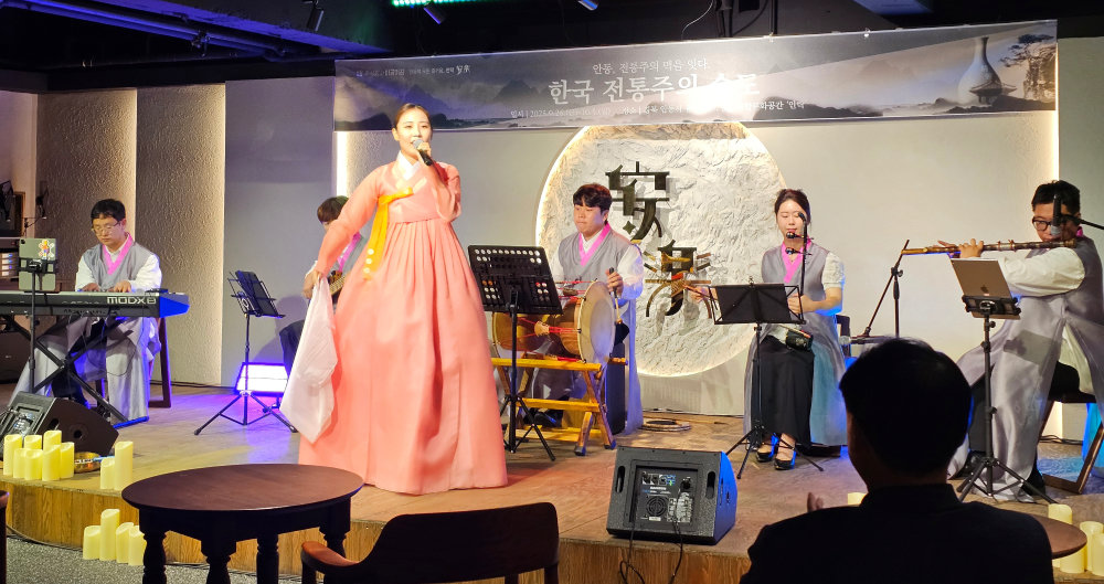 스타트업 ‘이공이공’이 ‘한국 전통주의 수도, 안동’을 콘셉트로 선보인 전통주 팝업 스토어. 한국관광공사 제공