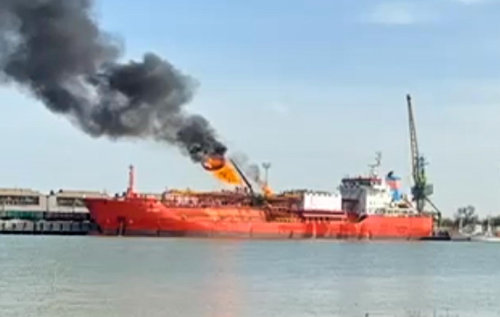17일 우크라이나 오데사주 이즈마일항에 정박해 있던 튀르키예의 액화석유가스(LPG) 운반선 오린다호가 러시아의 소행으로 추정되는 드론 공격을 받아 불길이 치솟고 있다. 오린다호 승조원 16명 중 사상자는 없었지만, 적재된 LPG 약 4000t의 손실 피해가 예상된다. 이즈마일=AP 뉴시스