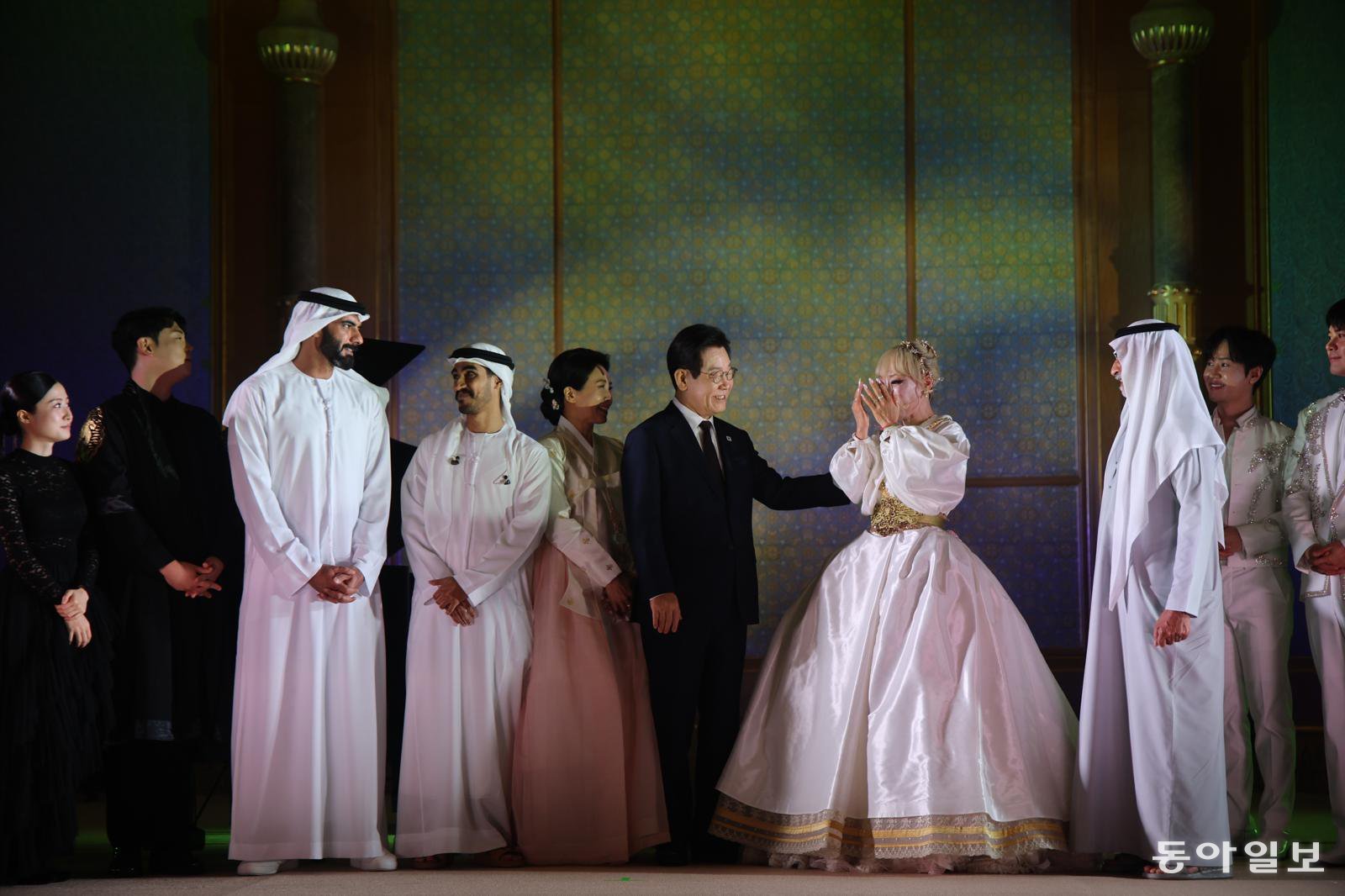 아랍에미리트(UAE)를 국빈 방문한 이재명 대통령이 부인 김혜경 여사와 18일(현지시간) 오후 UAE 대통령궁에서 열린 문화 행사에서 무대에 오른 조수미 등 참석자들과 기념사진을 찍고 있다. 아부다비=송은석 기자 silverstone@donga.com