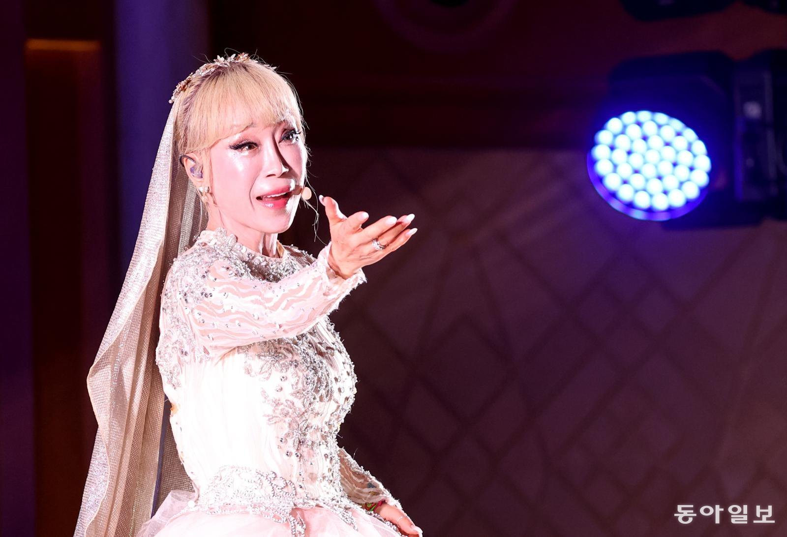 성악가 조수미가 18일(현지시간) 오후 UAE 대통령궁에서 열린 문화 행사에서 멋진 공연을 펼치고 있다. 아부다비=송은석 기자 silverstone@donga.com