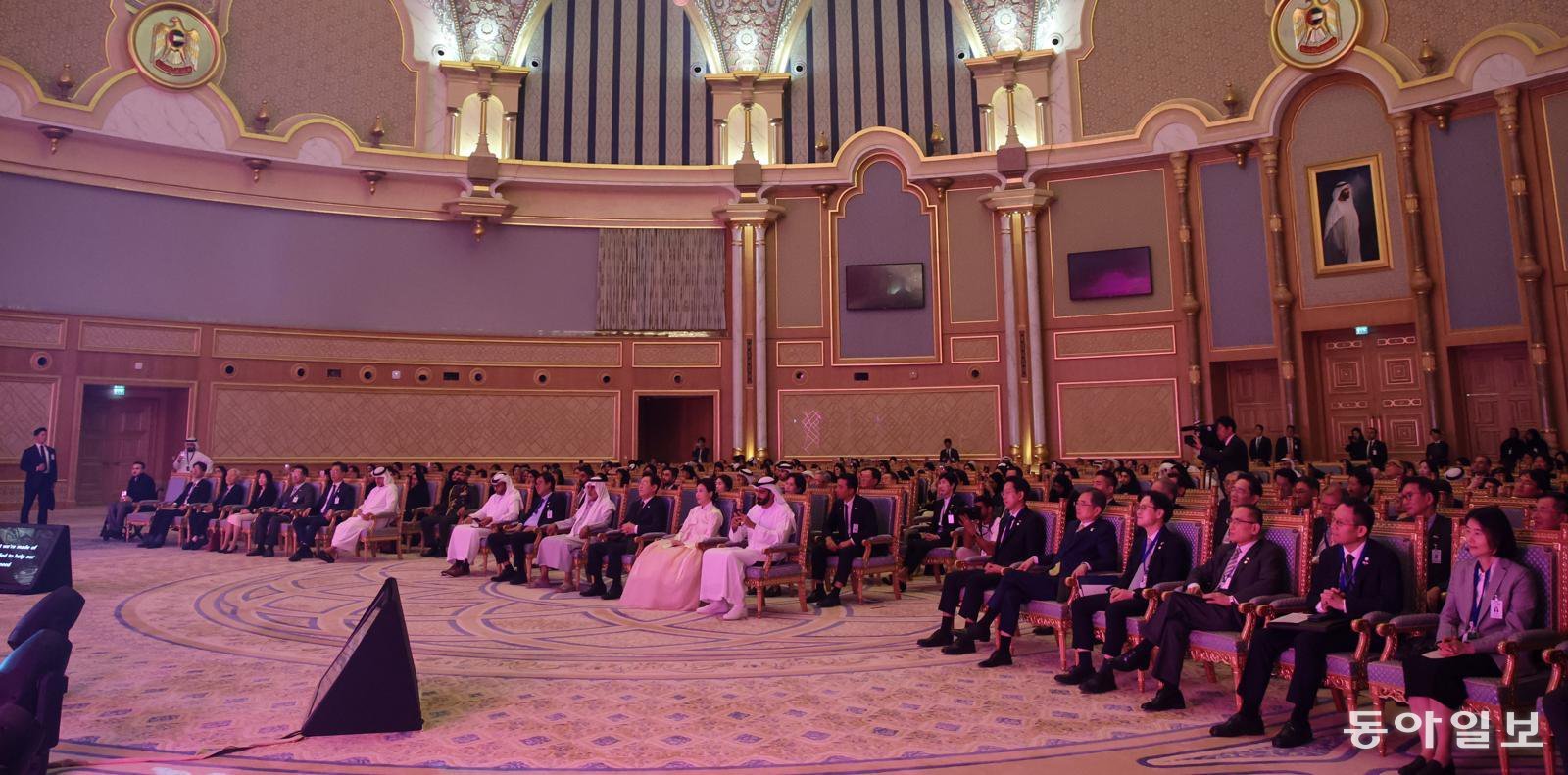 아랍에미리트(UAE)를 국빈 방문한 이재명 대통령이 부인 김혜경 여사와 18일(현지시간) 오후 UAE 대통령궁에서 열린 문화 행사에 참석해 있다. 아부다비=송은석 기자 silverstone@donga.com