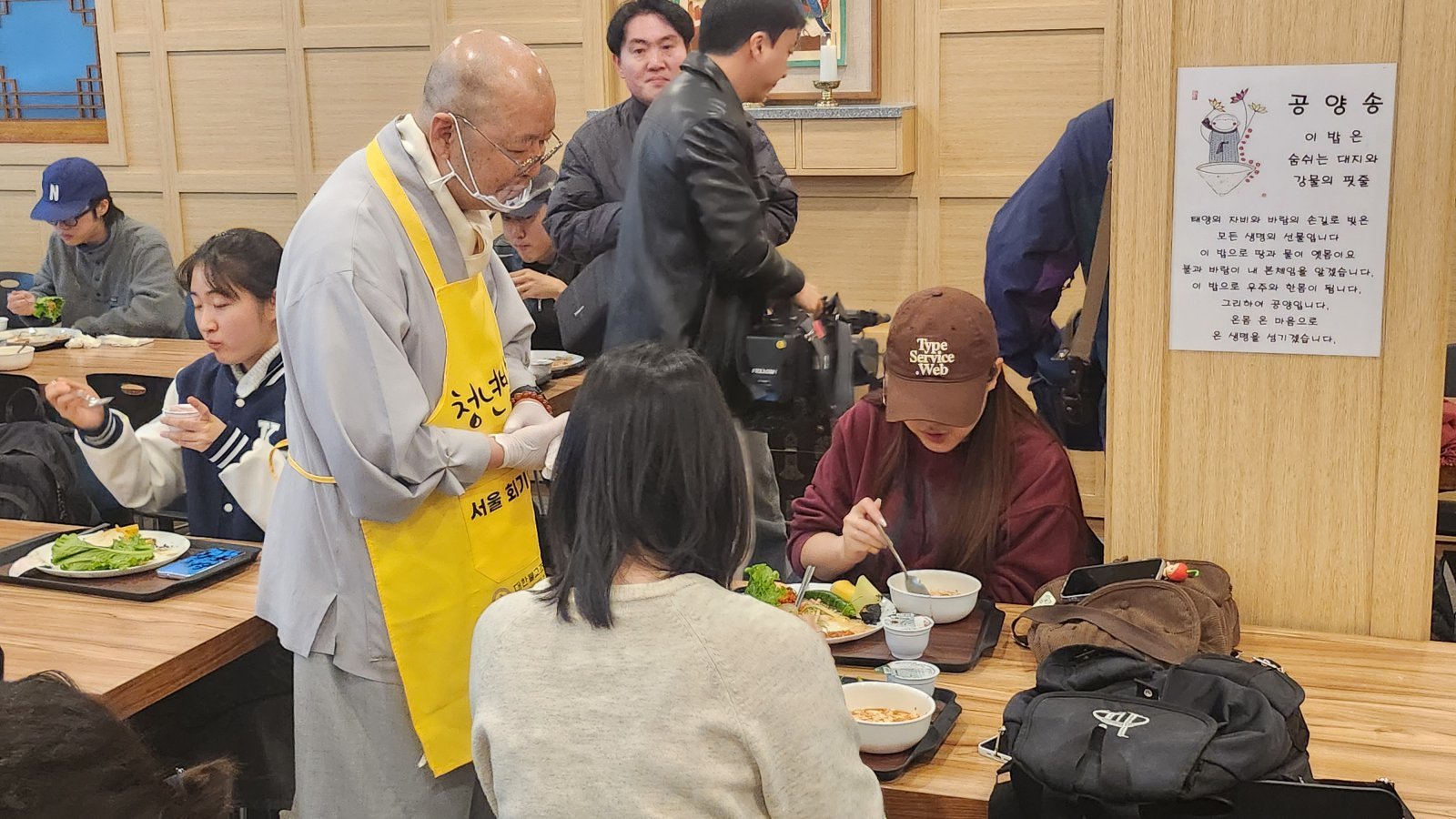 식사를 하면서 도륜스님과 이야기를 나누고 있는 대학생들. 최재호 기자 cjh1225@donga.com