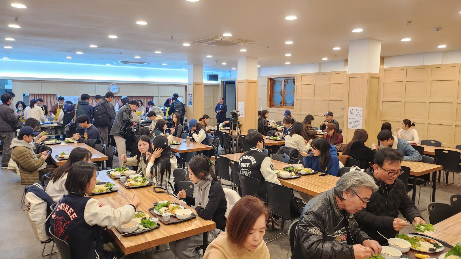 연화사 공양실을 꽉 채운 청년밥심 신청 대학생들. 최재호 기자 cjh1225@donga.com