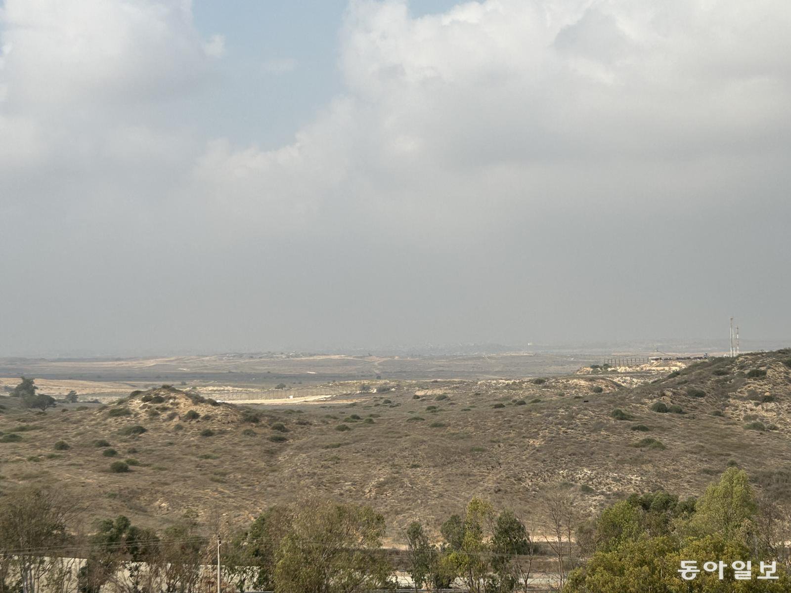 이스라엘 남부 스데롯 지역 전망대에서 바라본 가자지구. 가자전쟁 1단계 휴전이 이뤄졌지만, 전망대 1.3km 전방에 위치한 가자지구에선 무장세력 하마스의 지하터널을 파괴하는 군사 작전이 펼쳐져 포격음이 들렸다. 스데롯=유근형 특파원 noel@donga.com