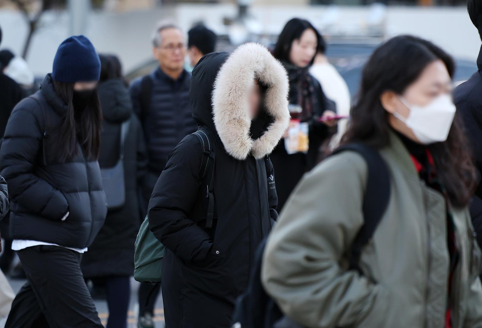아침 기온이 전날보다 5~10도 가량 큰 폭으로 떨어져 추운 날씨를 보인 18일 오전 서울 종로구 광화문네거리에서 두터운 옷차림을 시민들이 발걸음을 옮기고 있다. 2025.11.18/뉴스1